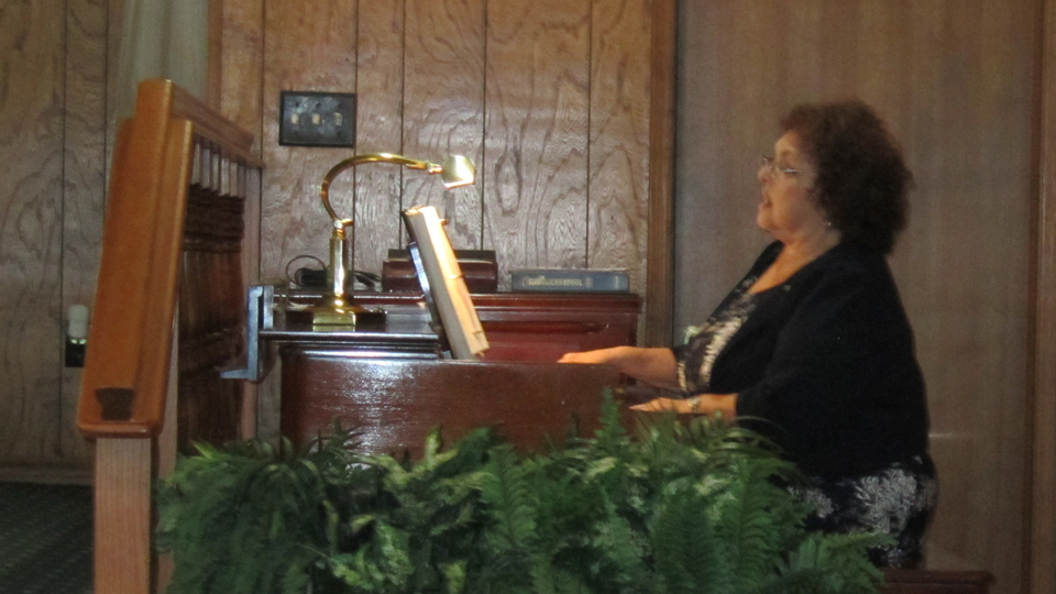 Kathy Walker at the organ.jpg